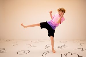 jongen doet Super Chill Yoga pose